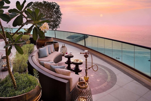 2 bars/lounges, swim-up bar, poolside bar, beach bar