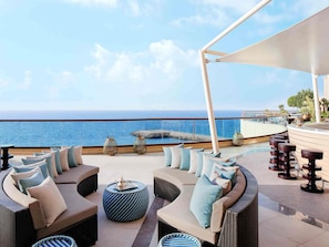 2 quầy bar/khu lounge, quầy bar ngay sát hồ bơi, quầy bar bên hồ bơi