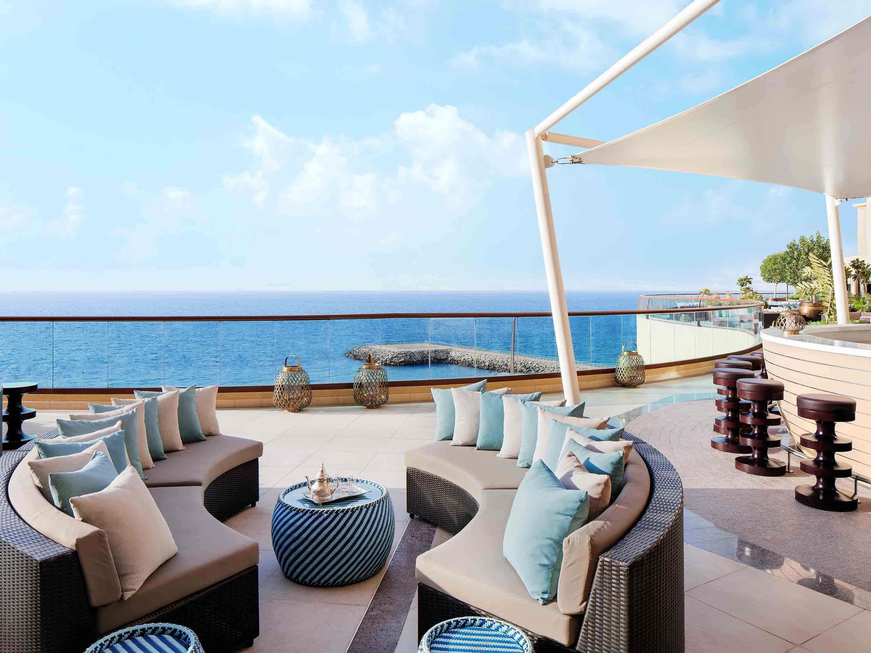 2 bars, bar en milieu de piscine, bar en bord de piscine, bar de plage