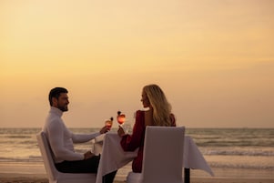 Playa privada, arena blanca, camas de playa, sillas reclinables de playa