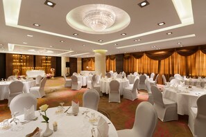 供应早餐、午餐和晚餐，国际美食，海景