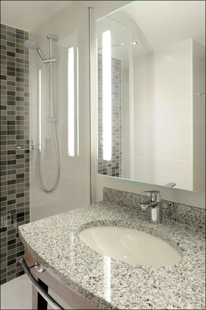 Bathroom sink - Hampton By Hilton Newcastle (Newcastle-upon-Tyne)