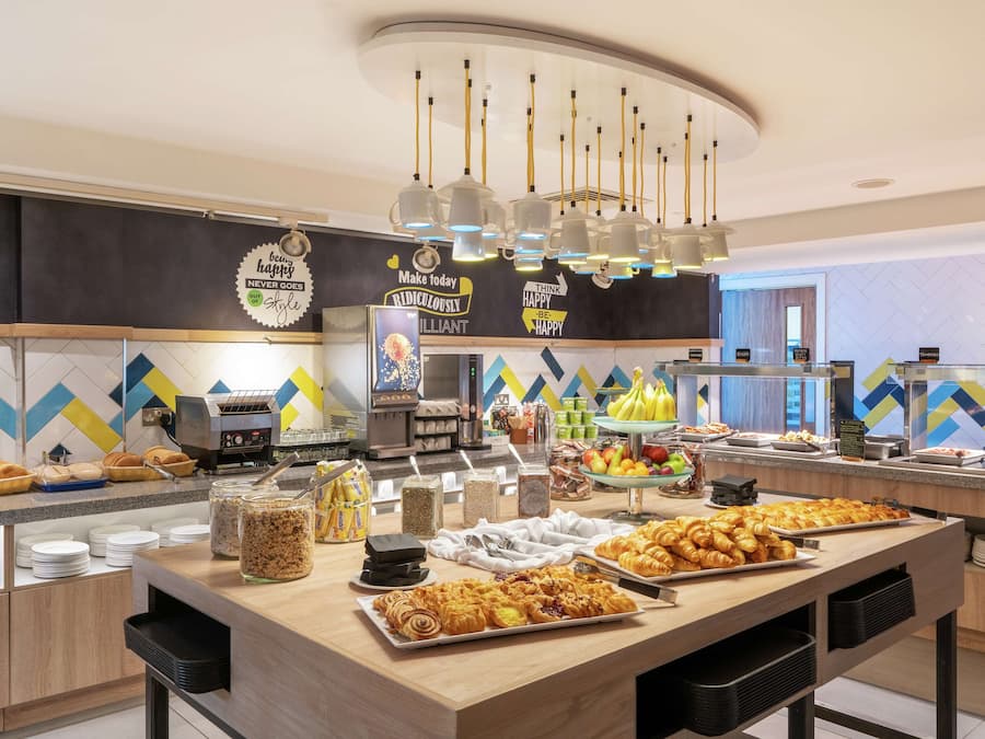 Café da manhã com buffet grátis todos os dias