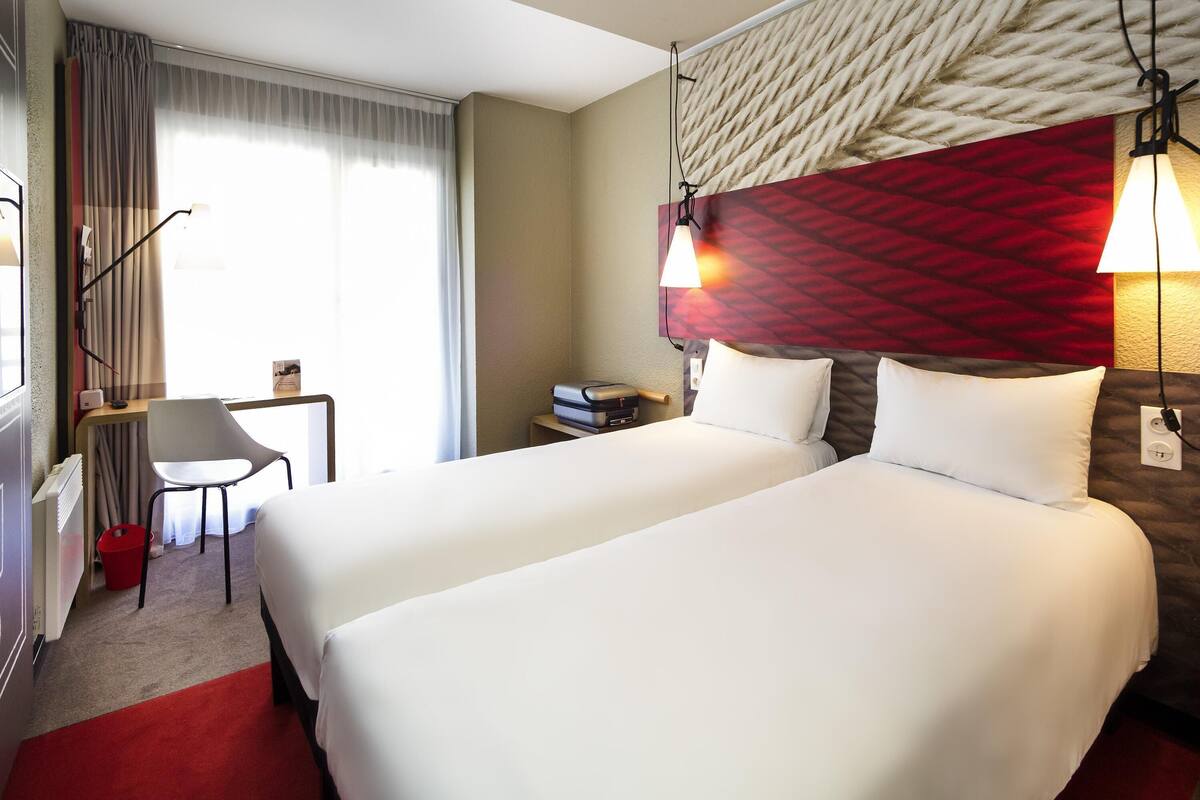 Standard Room, 2 Twin Beds | In-room safe, desk, soundproofing, cribs (free)