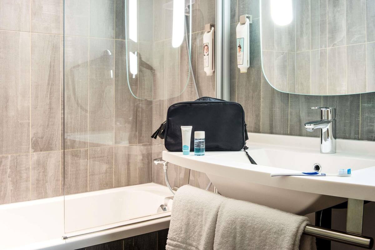 Standard Room, 2 Twin Beds | In-room safe, desk, soundproofing, cribs (free)