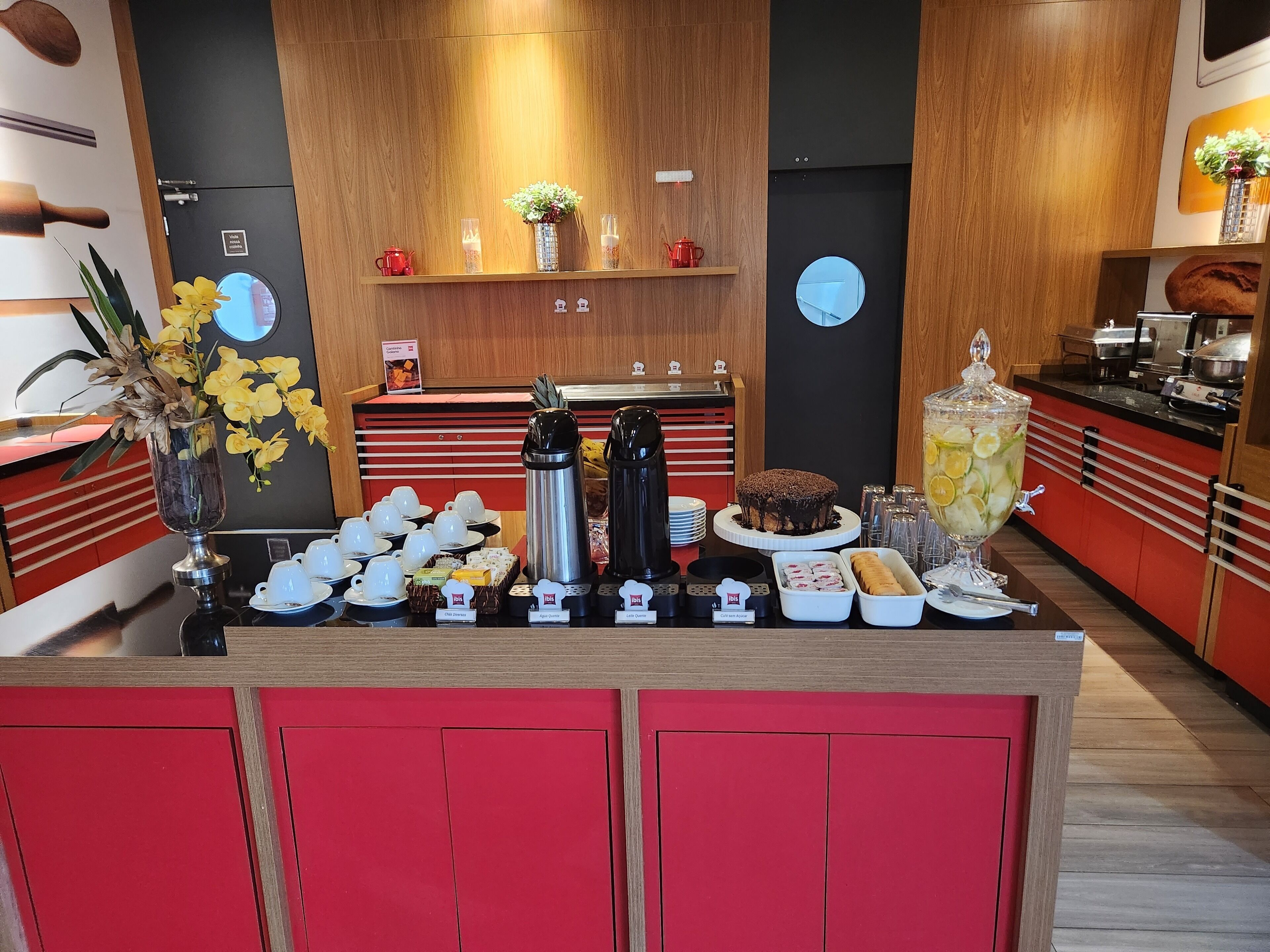 Morgenmadsbuffet med kaffemaskiner, tepotter og et udvalg af mad.