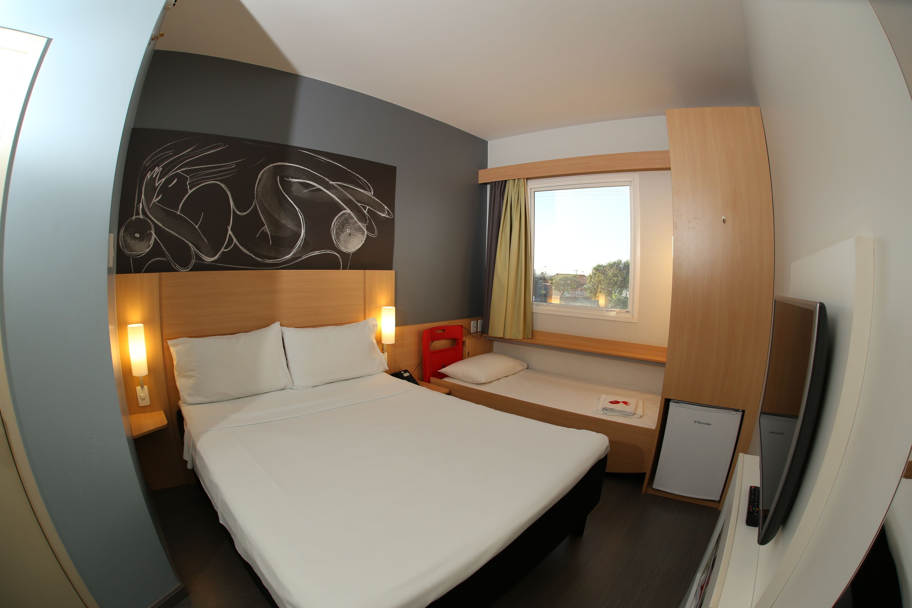 Habitación estándar, 1 cama matrimonial | Minibar, caja de seguridad en la habitación y escritorio 