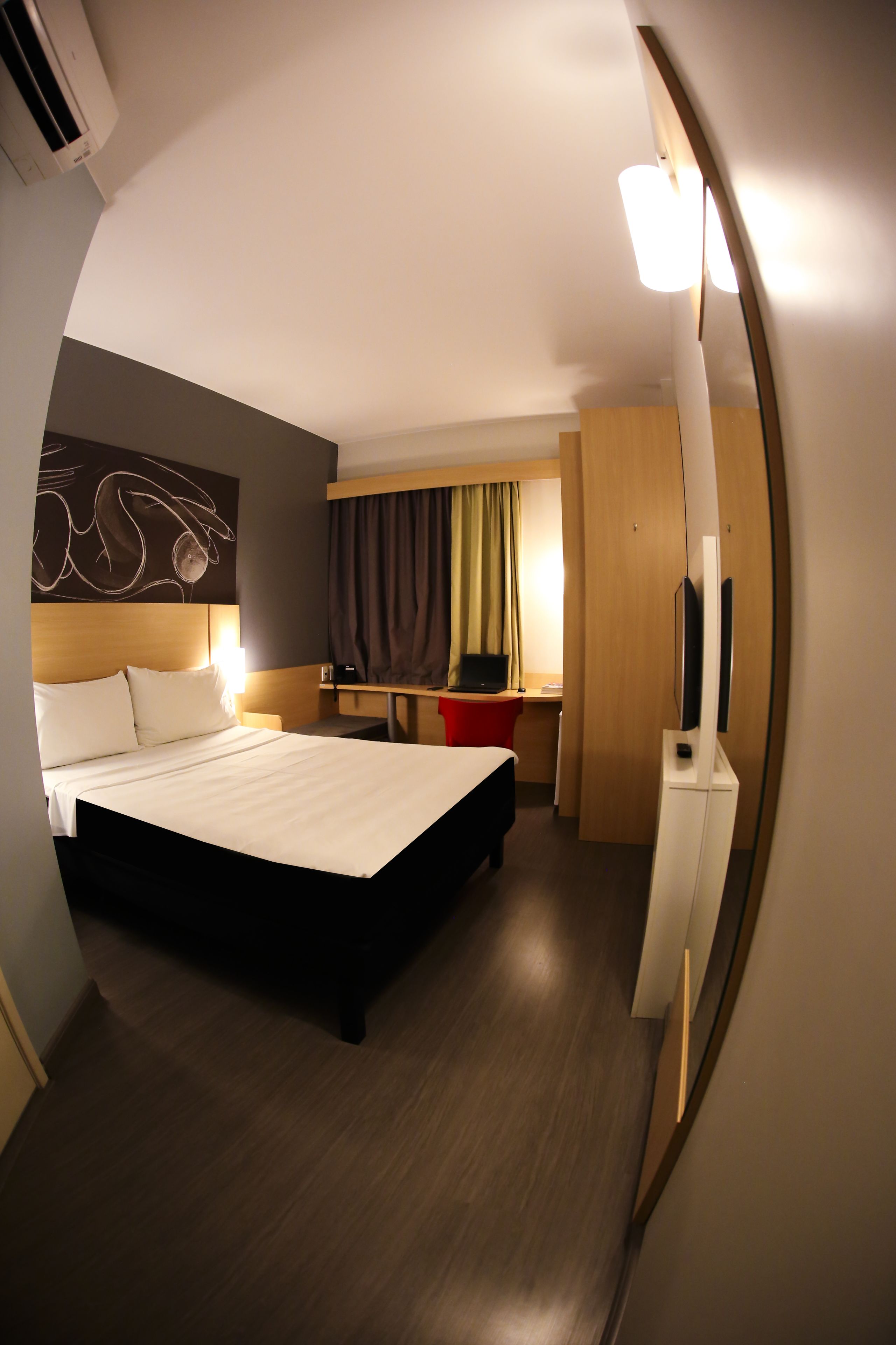 standard room, 1 double bed | minibar, in-room safe, desk, soundproofing