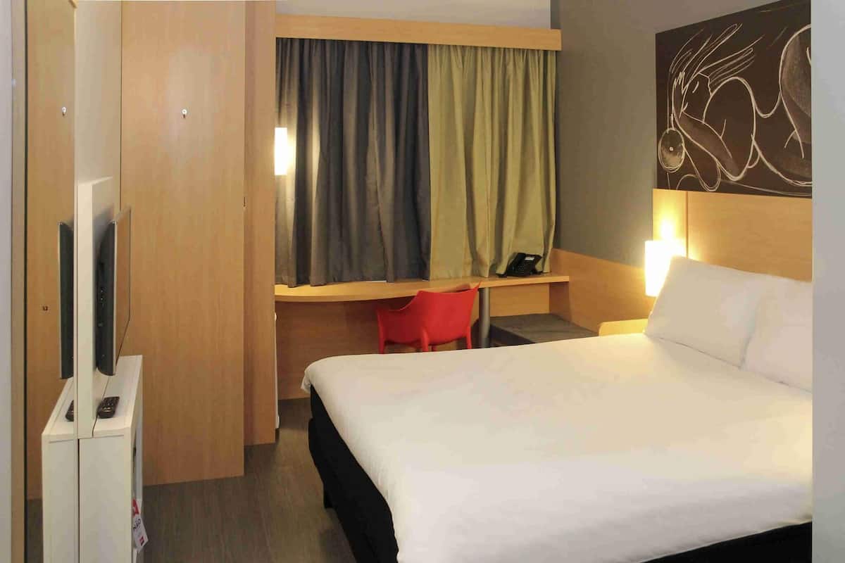 Standard Room, 1 Double Bed | Minibar, in-room safe, desk, soundproofing