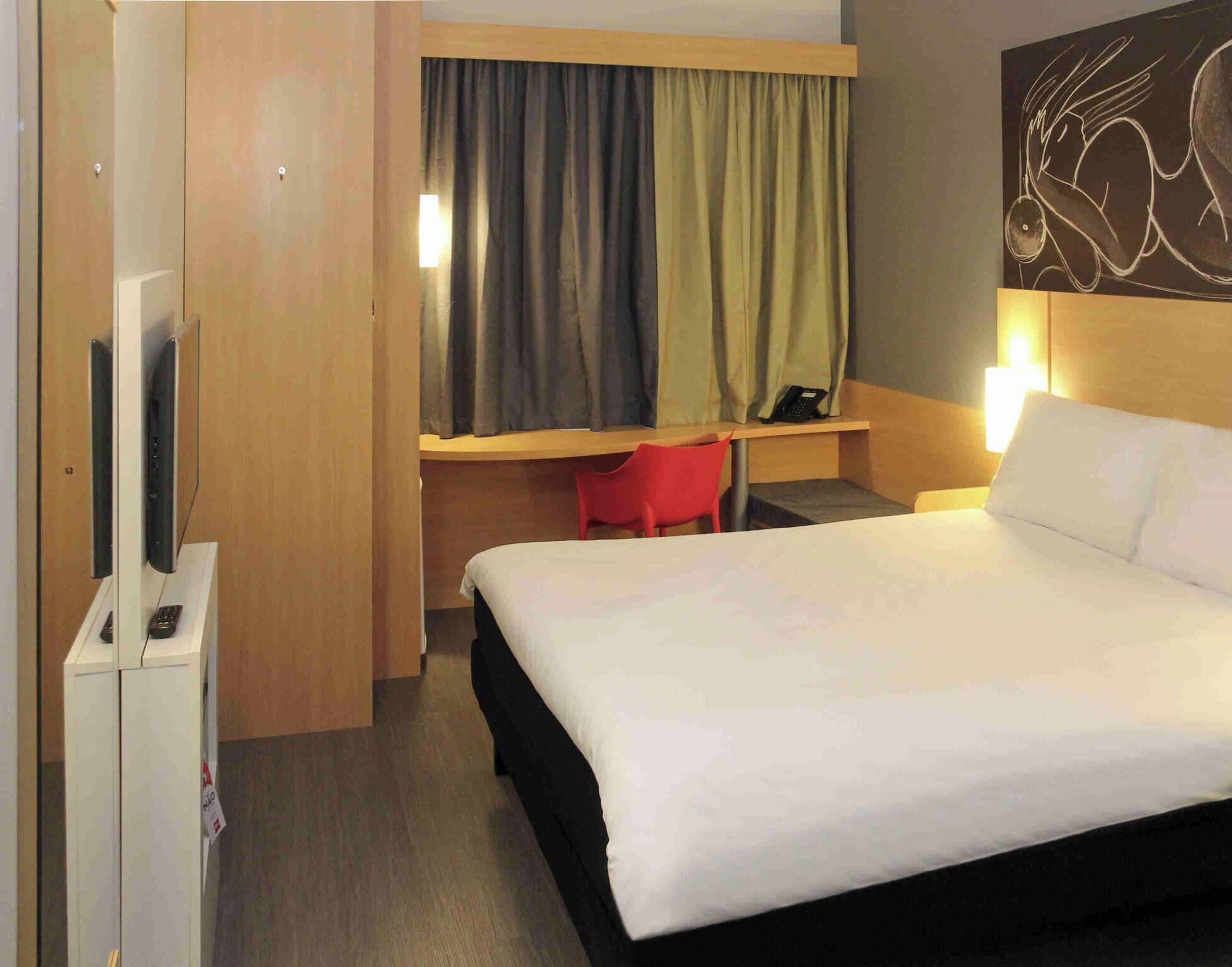 Standard Room, 1 Double Bed | Minibar, in-room safe, desk, soundproofing