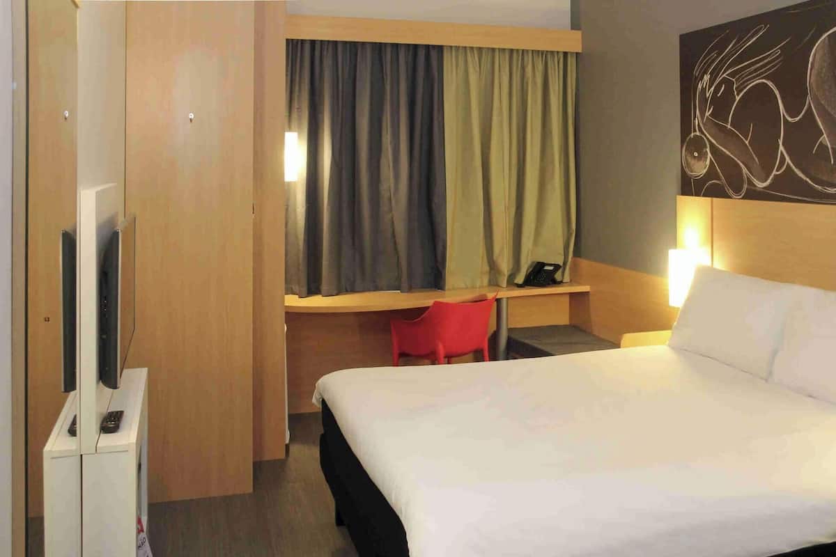 Standard Room, 1 Double Bed | Minibar, in-room safe, desk, soundproofing