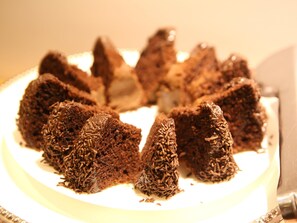 Daily buffet breakfast (BRL 42.00 per person)