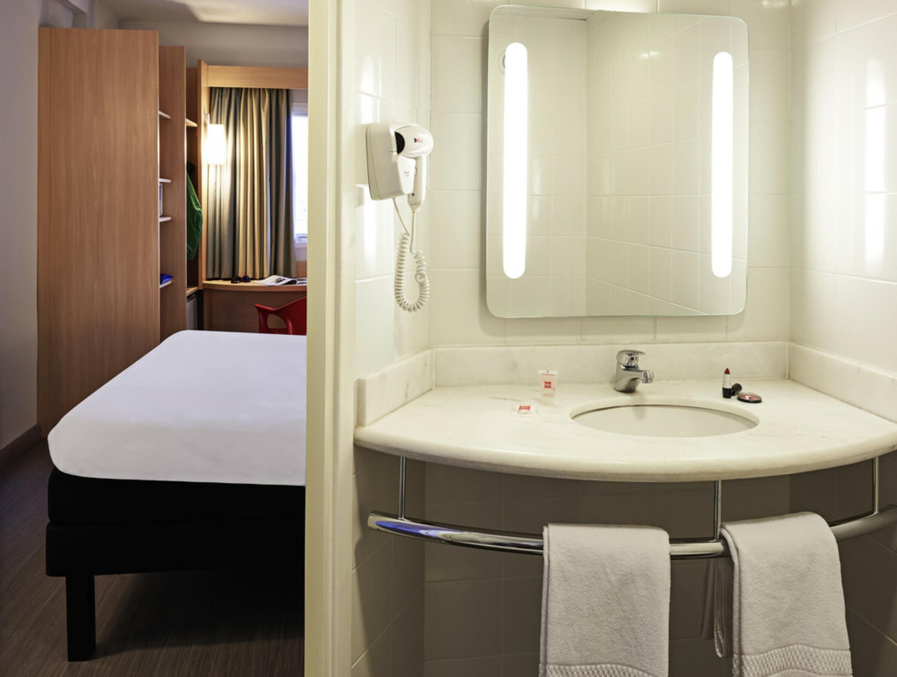 Frigobar, cofres nos quartos, escrivaninha, quartos à prova de som