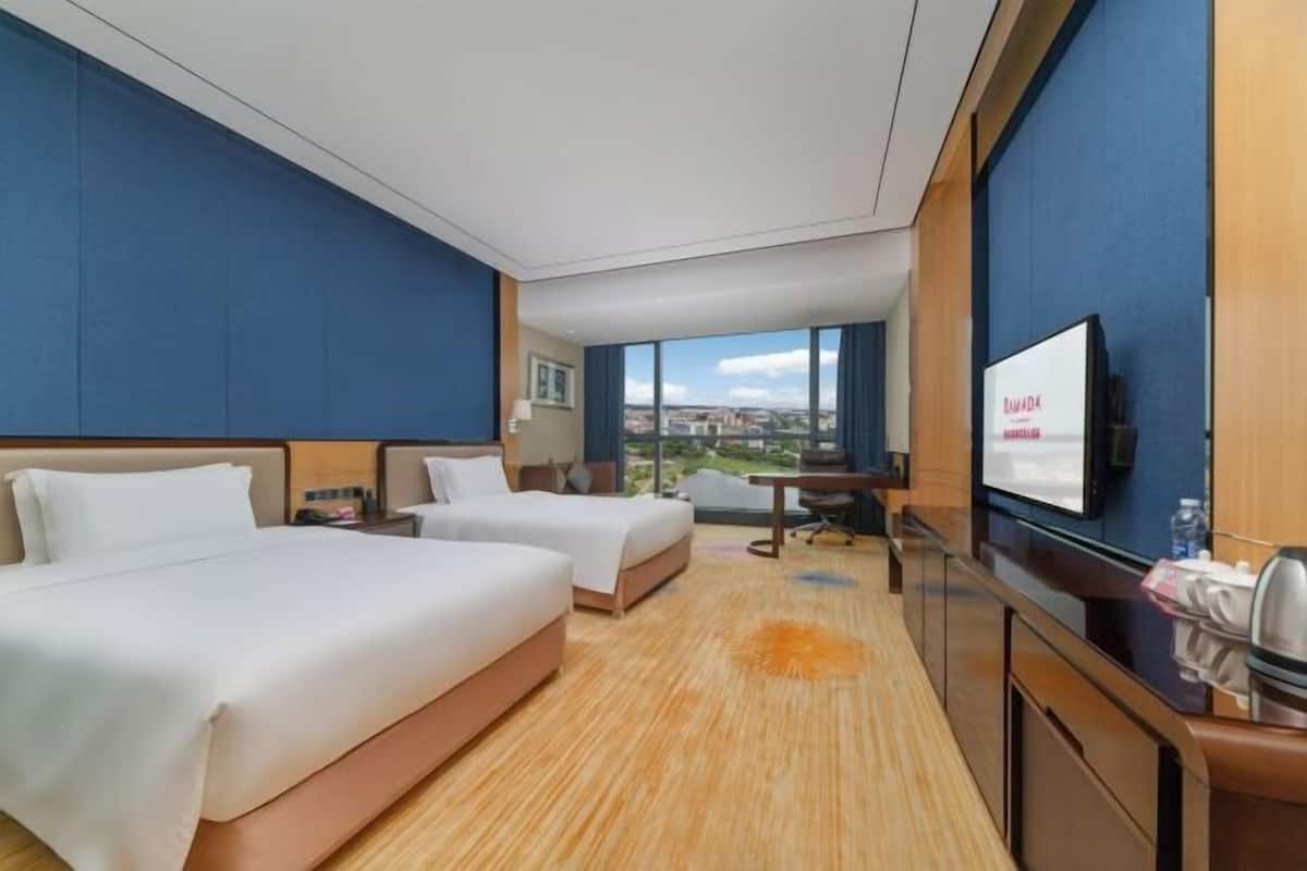 Hypo-allergenic bedding, minibar, in-room safe, desk