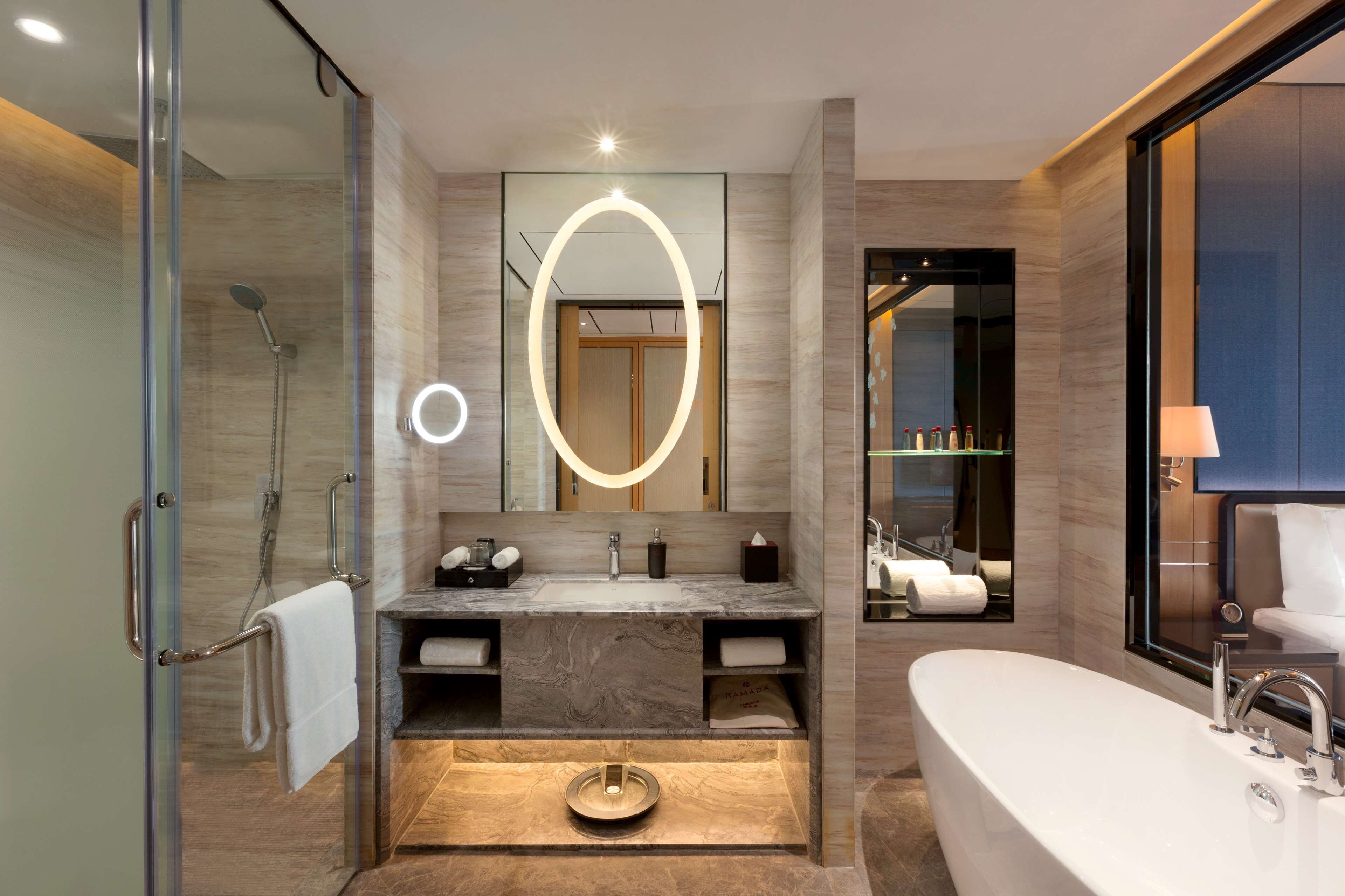 Ropa de cama hipoalergénica y minibar 