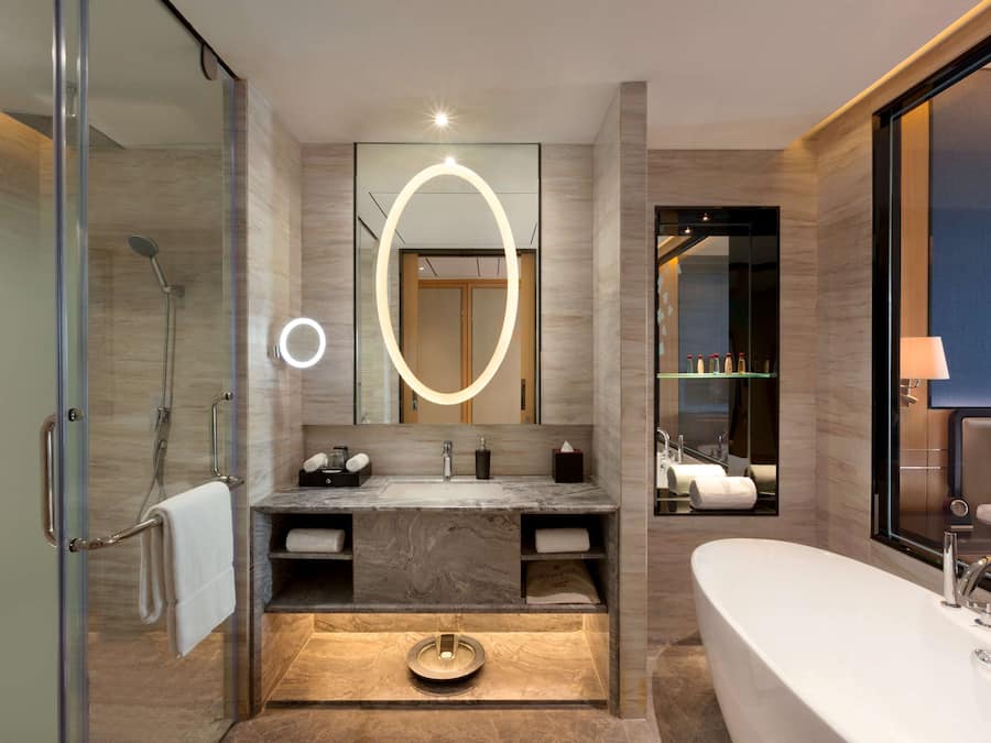 Business Room, 1 King Bed, Smoking | Hypo-allergenic bedding, minibar, in-room safe, desk