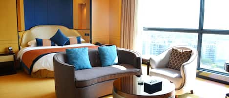 Hypo-allergenic bedding, minibar, in-room safe, desk