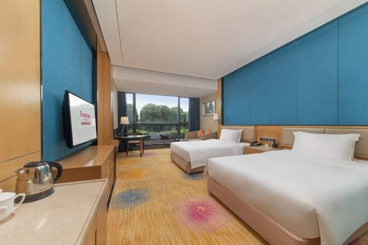 Hypo-allergenic bedding, minibar, in-room safe, desk