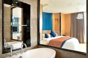 Luxury Room, 1 King Bed, Smoking | Hypo-allergenic bedding, minibar, in-room safe, desk - Ramada Foshan Nanhai (Foshan)