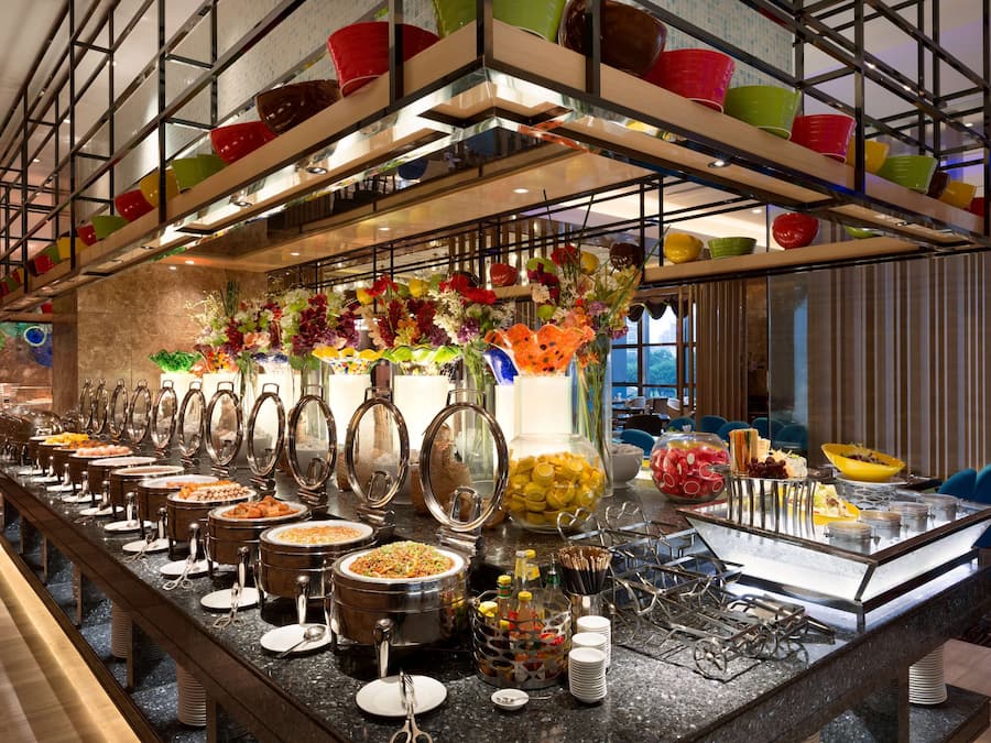 2 restaurants, breakfast served