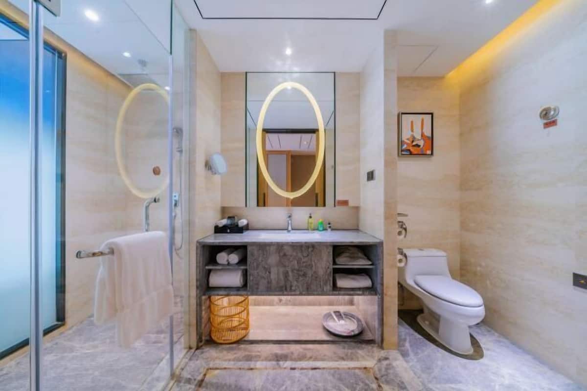 Bagno | Combinazione doccia/vasca, asciugacapelli, accappatoio, pantofole