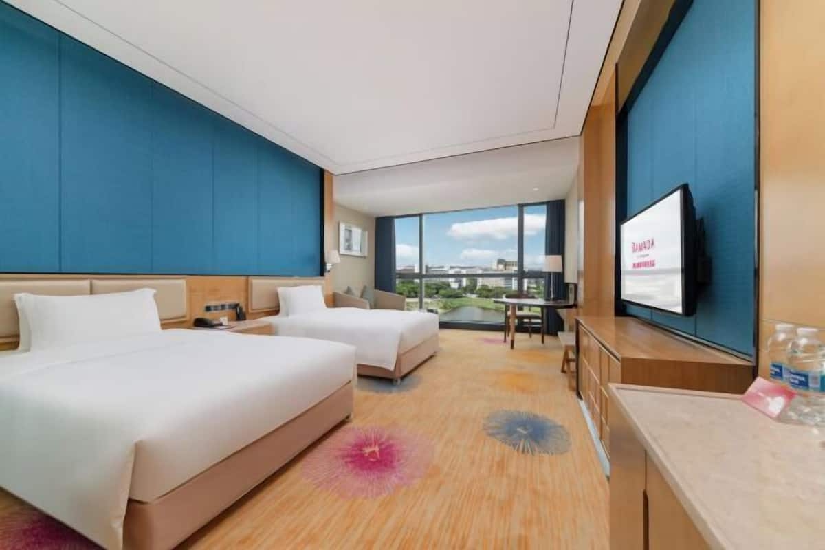 Hypo-allergenic bedding, minibar, in-room safe, desk