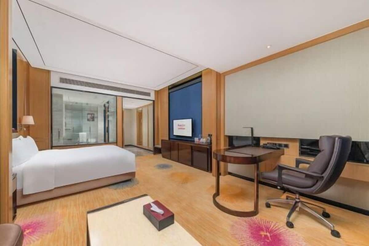 Hypo-allergenic bedding, minibar, in-room safe, desk