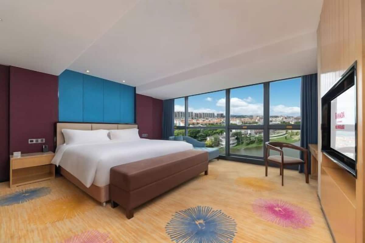 Hypo-allergenic bedding, minibar, in-room safe, desk