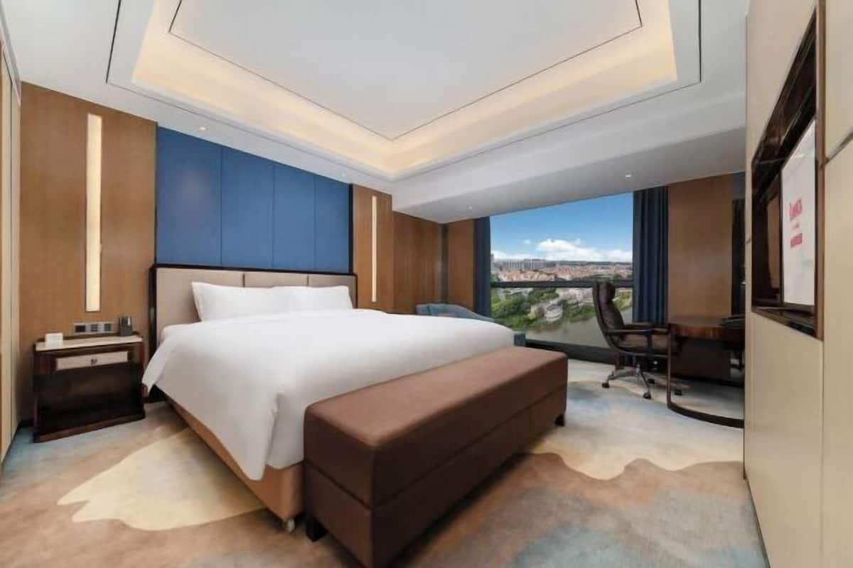 Hypo-allergenic bedding, minibar, in-room safe, desk