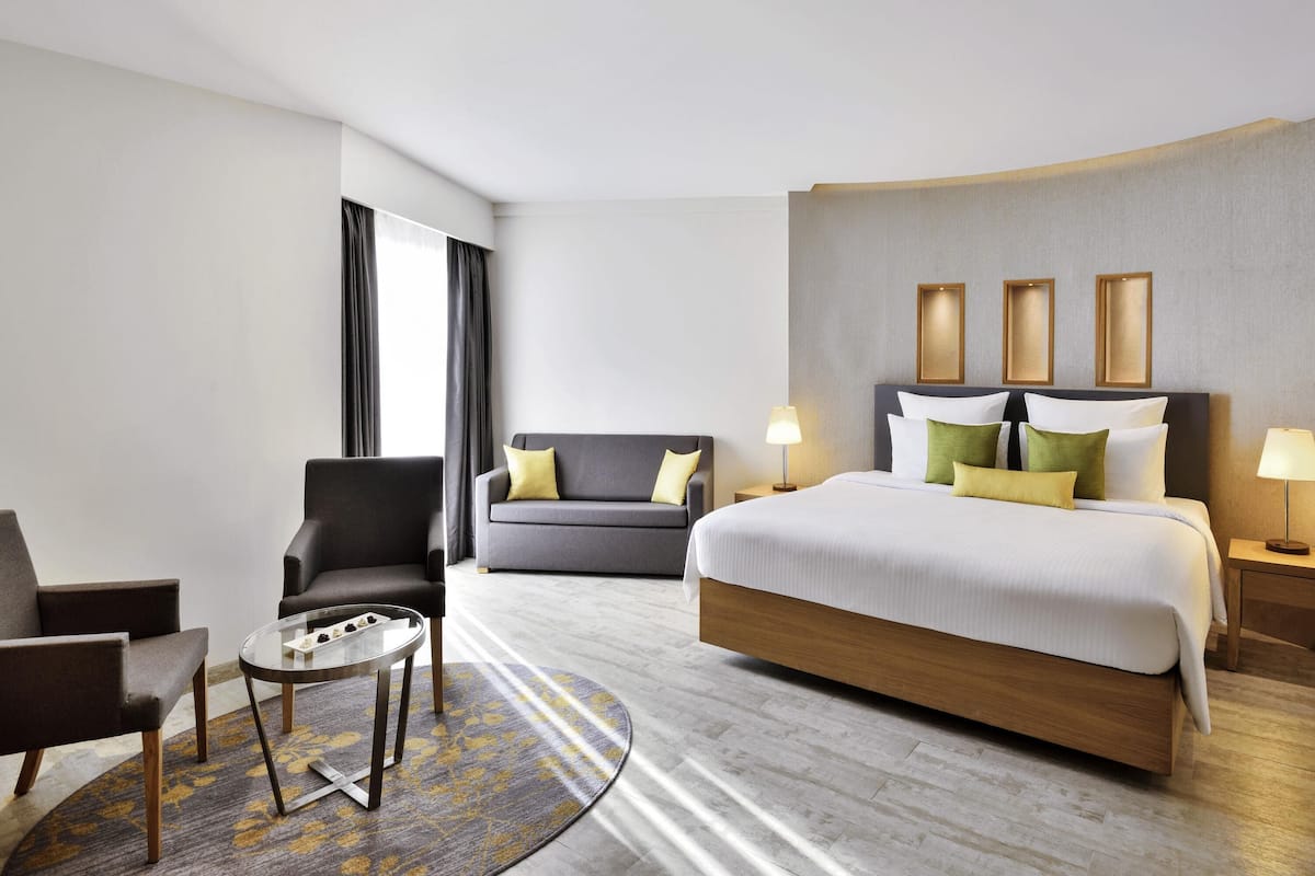 Executive Room, 1 King Bed with Sofa bed, Bathtub | Minibar, in-room safe, desk, blackout drapes
