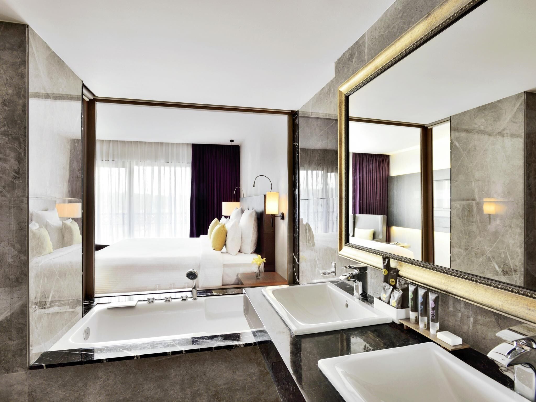 Deluxe-Suite | Minibar, Zimmersafe, Schreibtisch, Verdunkelungsvorhänge