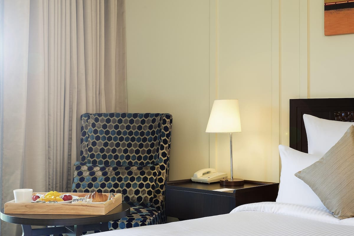 Frigobar, cofres nos quartos, escrivaninha, cortinas blackout