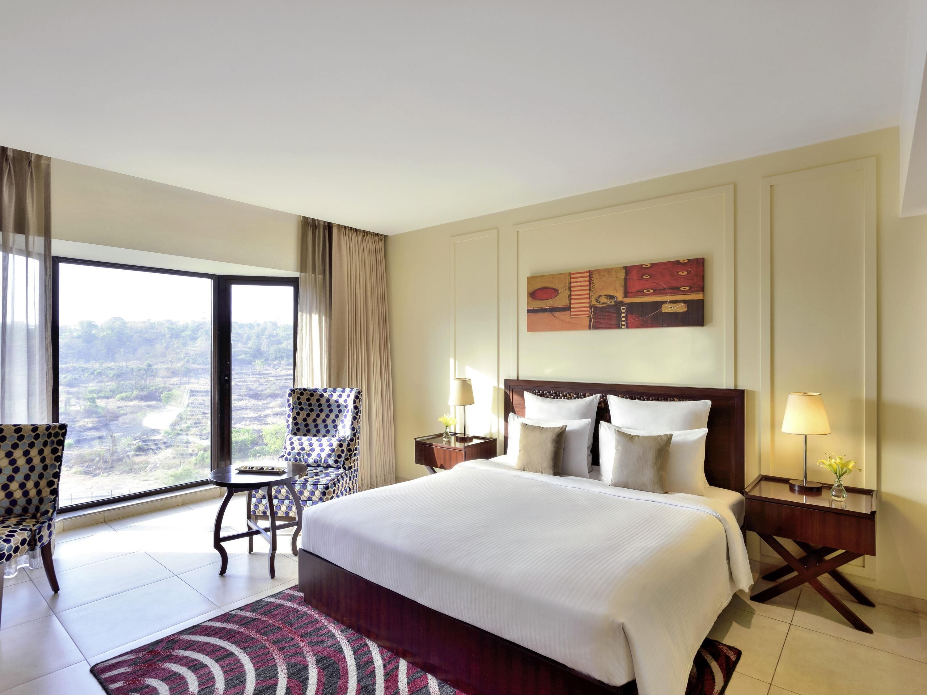 Minibar, Zimmersafe, Schreibtisch, Verdunkelungsvorhänge