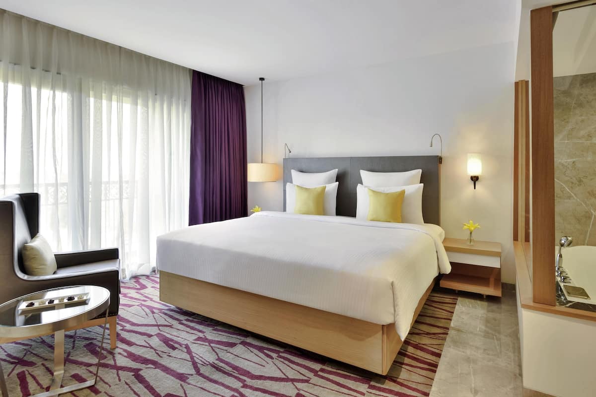 Deluxe Suite | Minibar, in-room safe, desk, blackout drapes