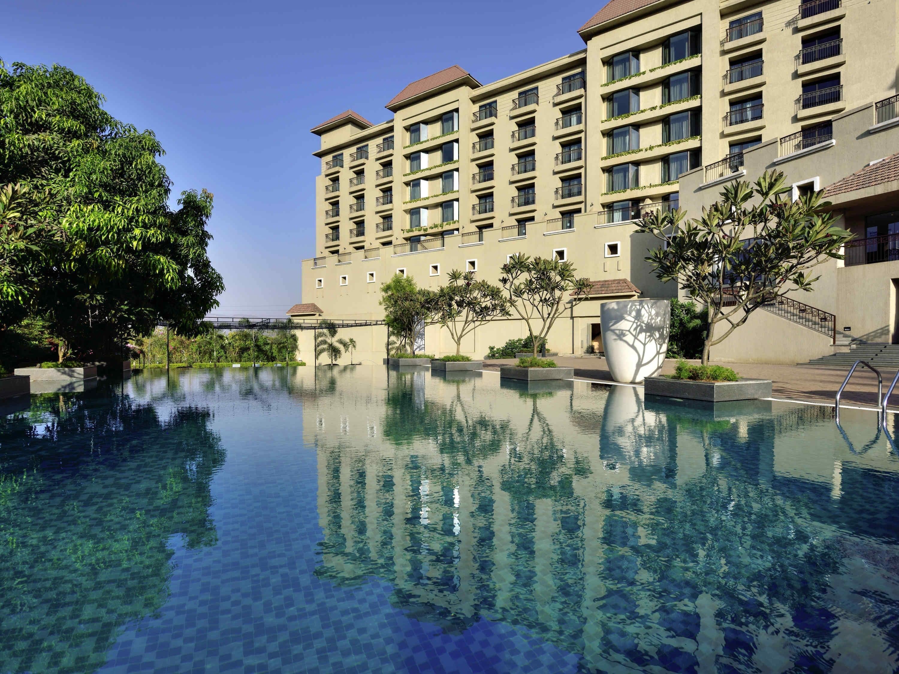 Piscine extérieure, chaises longues