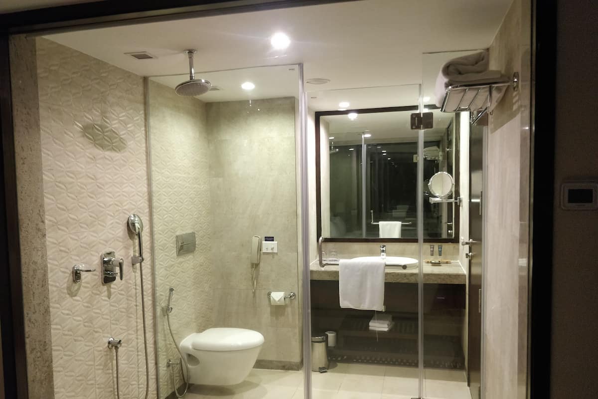 Regadera, amenidades de baño ecológicas, secadora de cabello, pantuflas