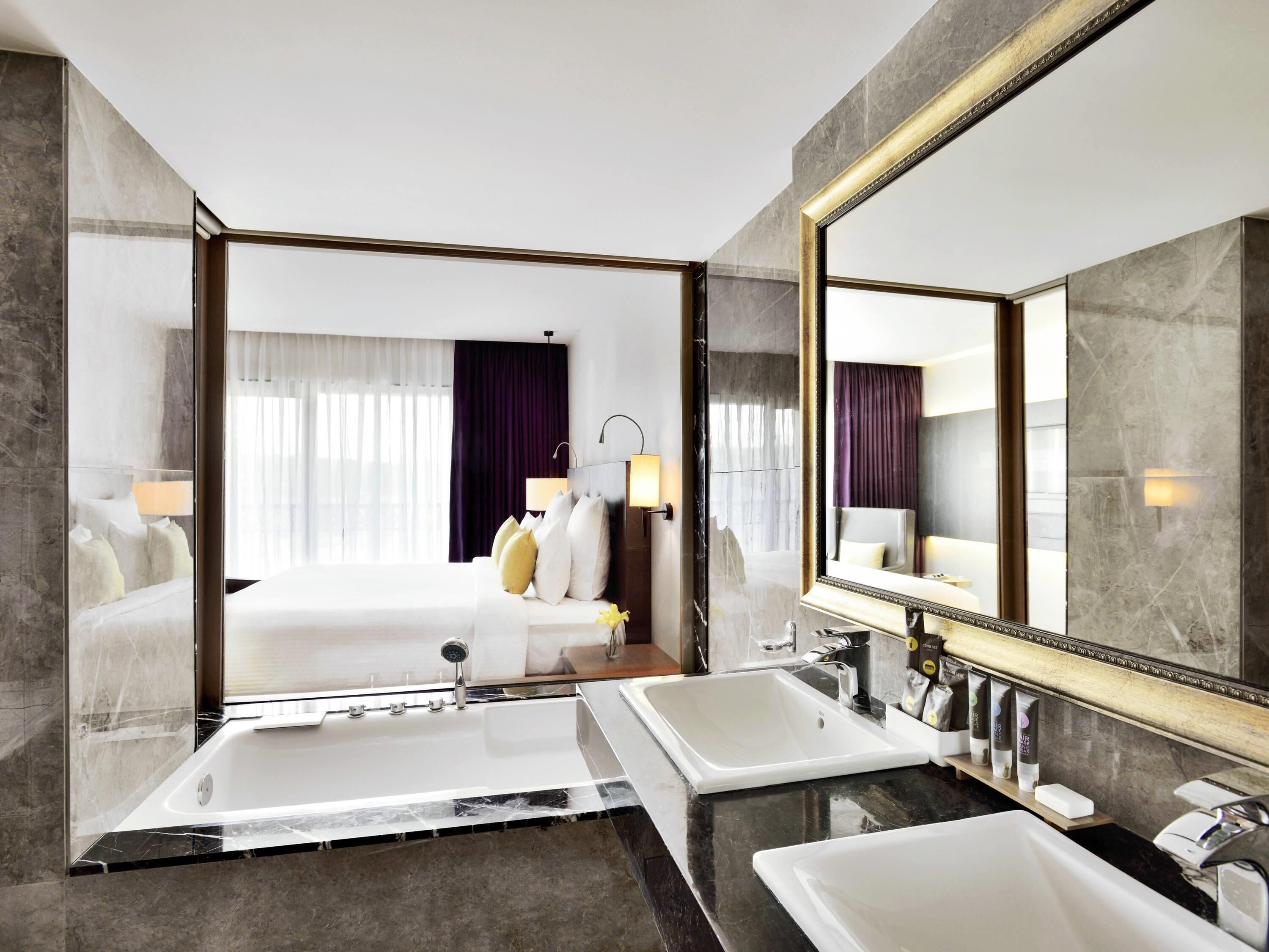 ميني بار وخزنة داخل الغرفة ومكتب وستائر تعتيم