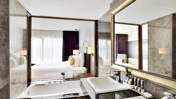 ميني بار وخزنة داخل الغرفة ومكتب وستائر تعتيم