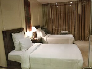 Minibar, in-room safe, desk, blackout curtains - Novotel Imagica Khopoli Hotel (Khalapur)