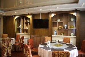 Aamiainen, lounas ja illallinen; ulkoilmaravintola 