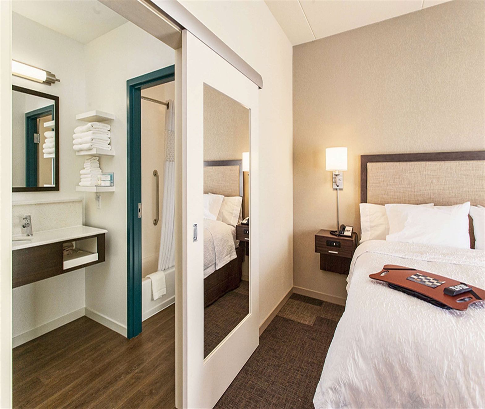 Escritorio, tabla de planchar con plancha y cunas gratuitas 