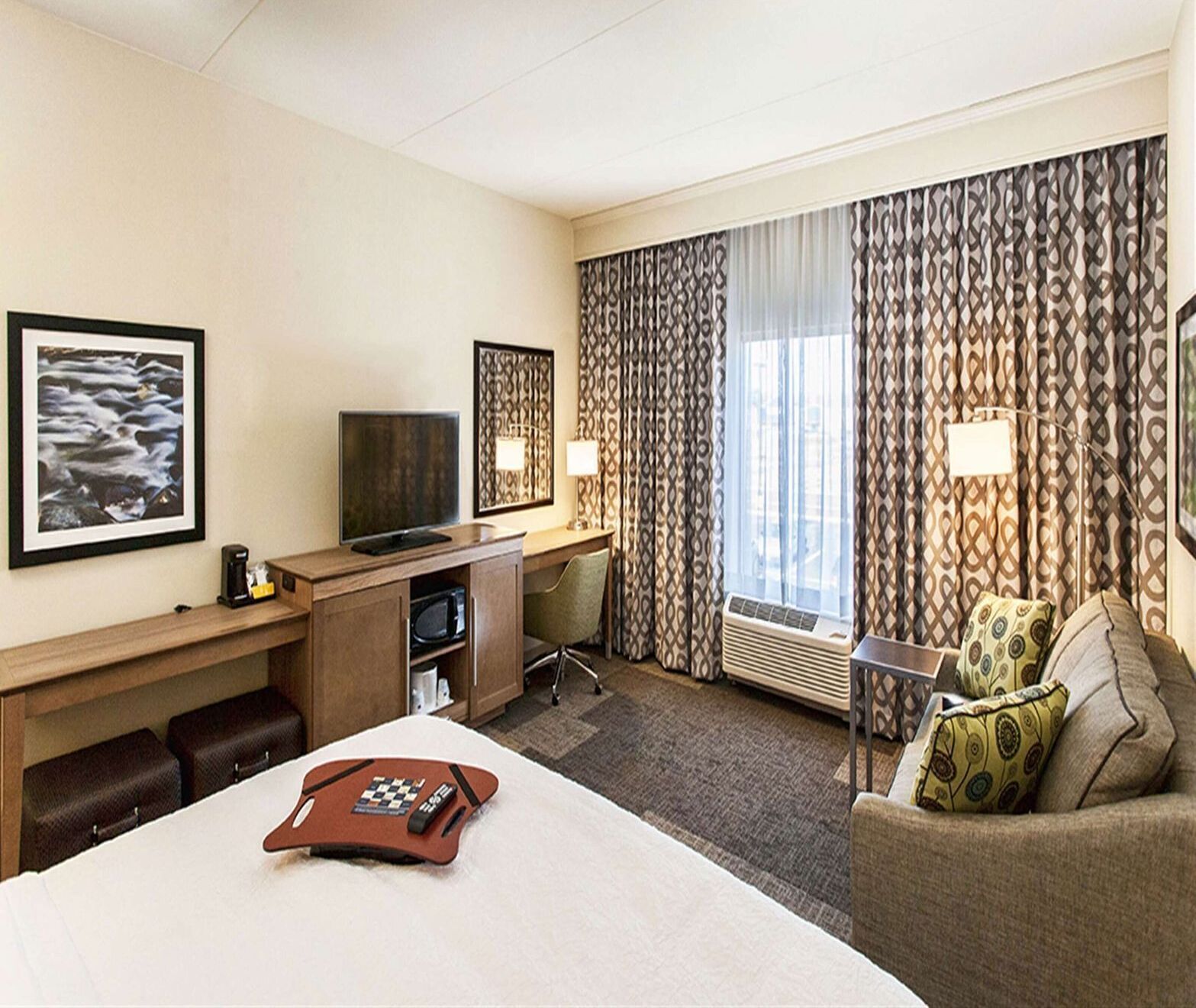 Escritorio, tabla de planchar con plancha y cunas gratuitas 