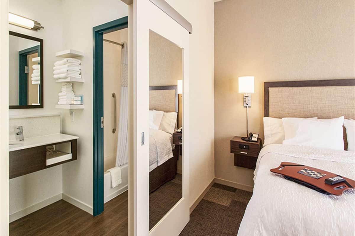 studio, 1 king bed, kitchenette | desk, iron/ironing board, free cots/infant beds, free wifi