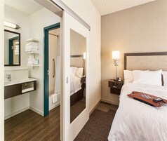 Escritorio, tabla de planchar con plancha y cunas gratuitas 