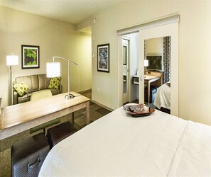 Studio, 1 King Bed, Kitchenette | Desk, iron/ironing board, free cribs/infant beds, free WiFi - Hampton Inn Hibbing (Hibbing)