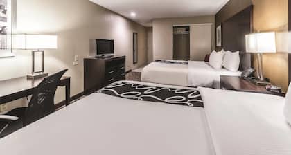 La Quinta Inn & Suites by Wyndham Collinsville - St. Louis