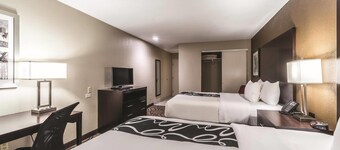 La Quinta Inn & Suites by Wyndham Collinsville - St. Louis