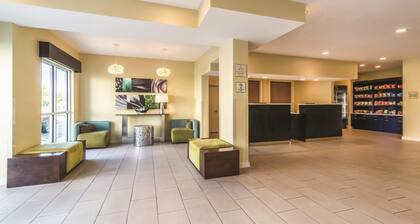 La Quinta Inn & Suites by Wyndham Collinsville - St. Louis