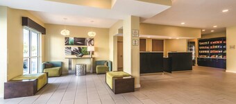 La Quinta Inn & Suites by Wyndham Collinsville - St. Louis