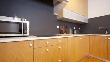 Apartment, 4 Bedrooms | Private kitchen | Fridge, microwave, stovetop, coffee/tea maker